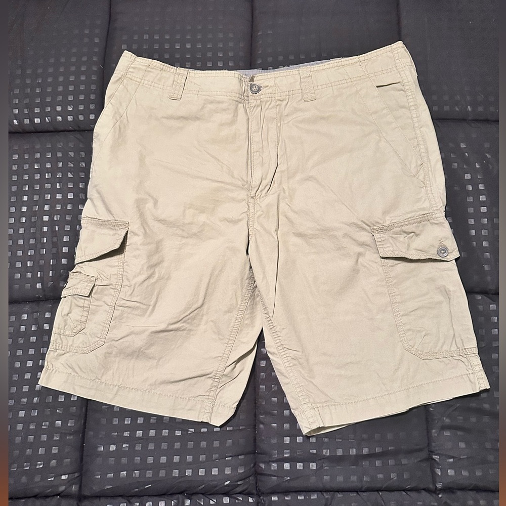 J. Ferrar Modern Fit lightweight Cargo shorts size 36 light gray